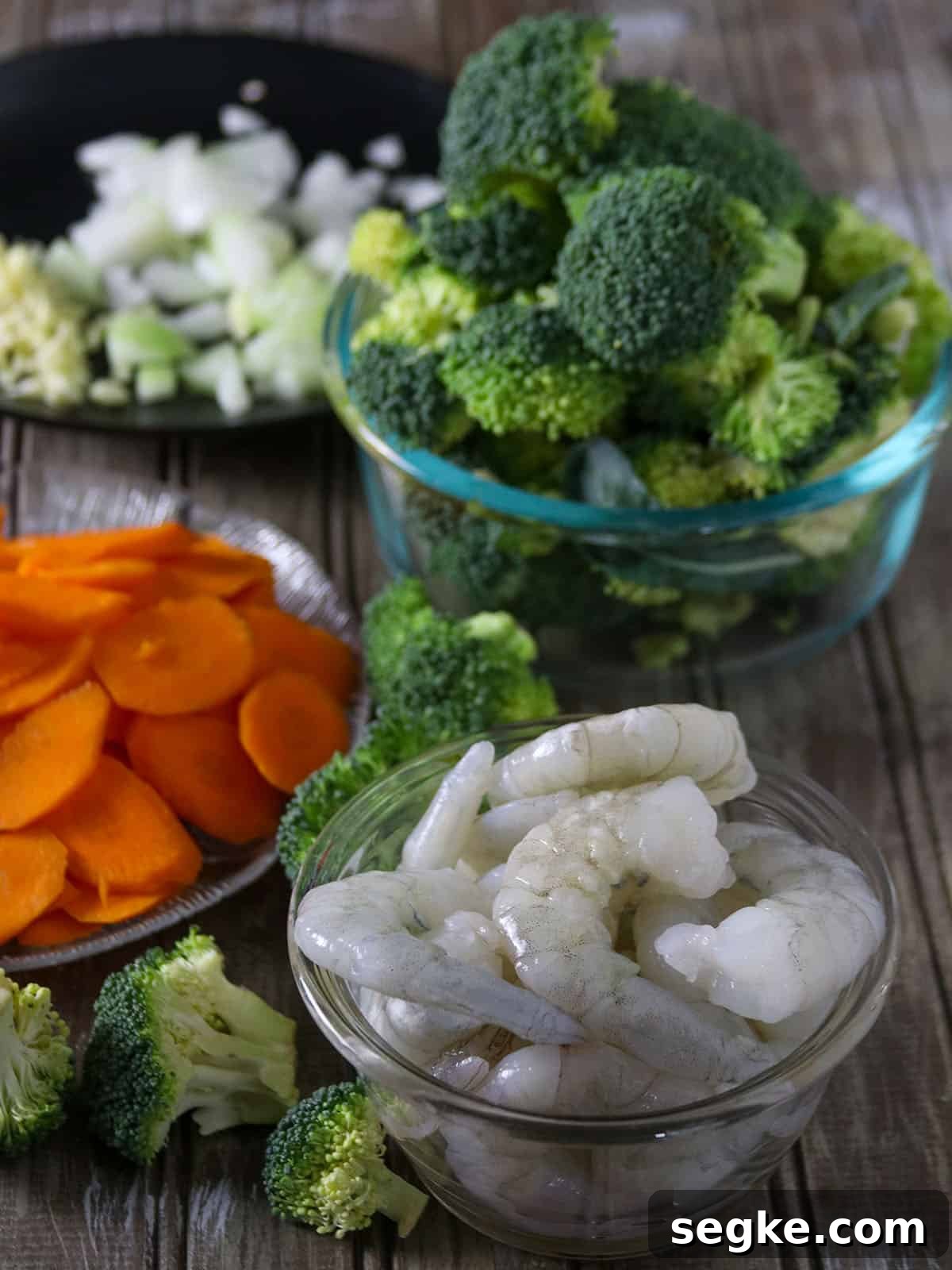 shrimp, broccoli, carrots, onion, garlic