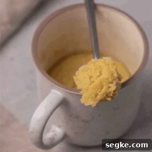 Mug sugar cookie in a spoon to see texture