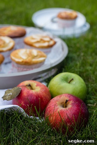 Tiny apple cakes