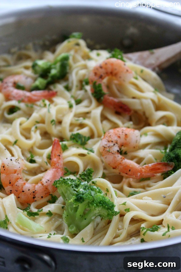 Copycat Olive Garden Alfredo Sauce Recipe 2 CopyCat Olive Garden Alfredo Sauce- A rich and creamy sauce that is perfect with your favorite pasta. Save $$'s and make your favorites at home.