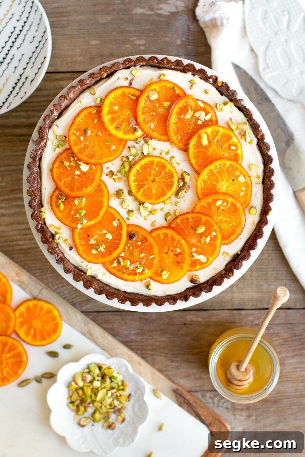 Candied Tangerine Mascarpone Tart with Pistachio-Chocolate Crust 11 Top the filled chocolate pistachio shell with sunny candied tangerine wheels and chopped pistachios.