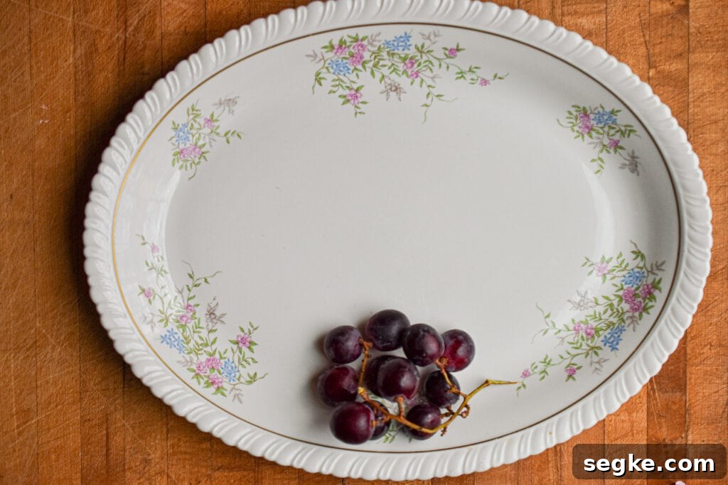 The grapes are added to the platter.