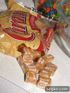 Caramel pie wedges on cupcakes